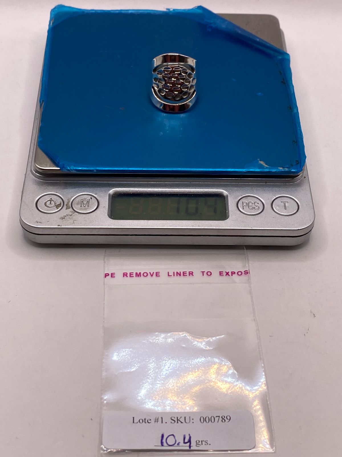 Anillo Artesanal en Plata con Centro Texturizado y Diseño Calado, peso en gramos (báscula)
