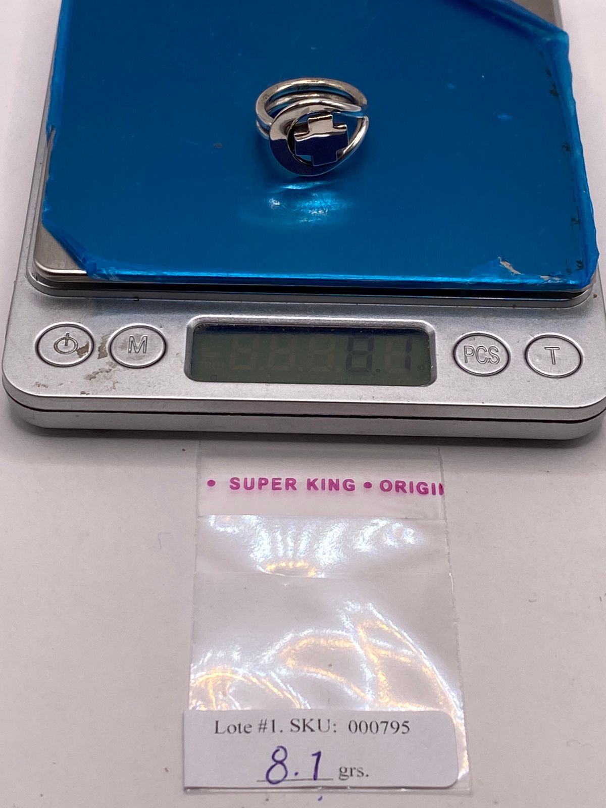 Anillo Artesanal en Plata con Cruz Calada Moderna, peso en gramos (báscula)