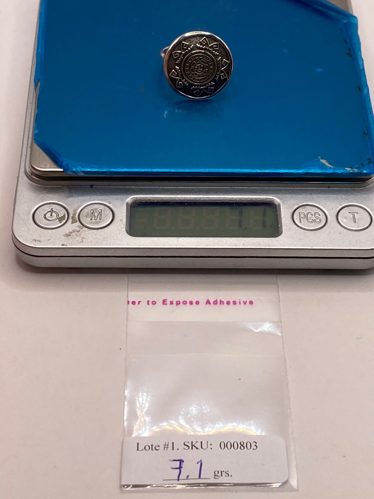 Anillo Artesanal en Plata con Diseño de Calendario Azteca, peso en gramos (báscula)