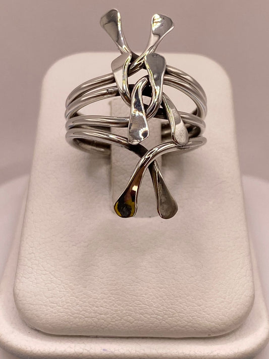 Anillo Artesanal en Plata con Diseño Orgánico Entrelazado, vista frontal