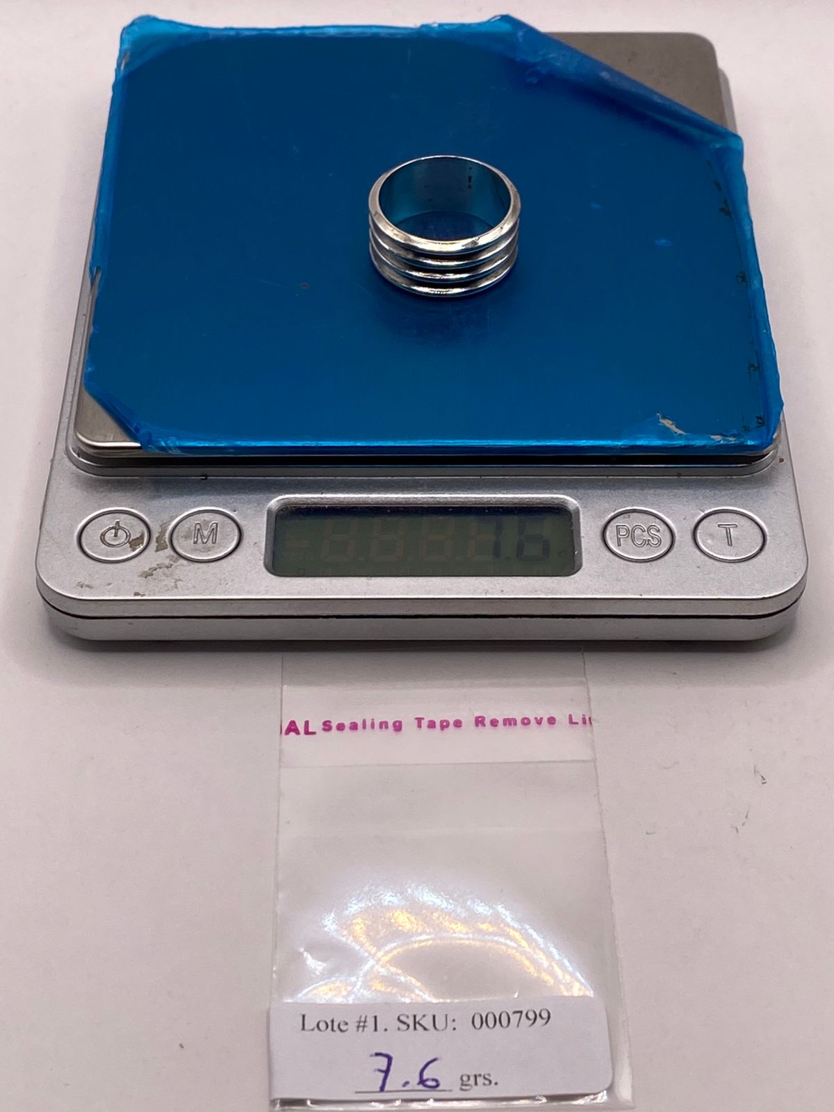 Anillo Artesanal en Plata con Líneas en Relieve, peso en gramos (báscula)