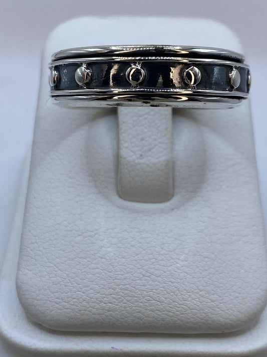 Anillo Banda Industrial con Remaches en Plata .925, vista frontal