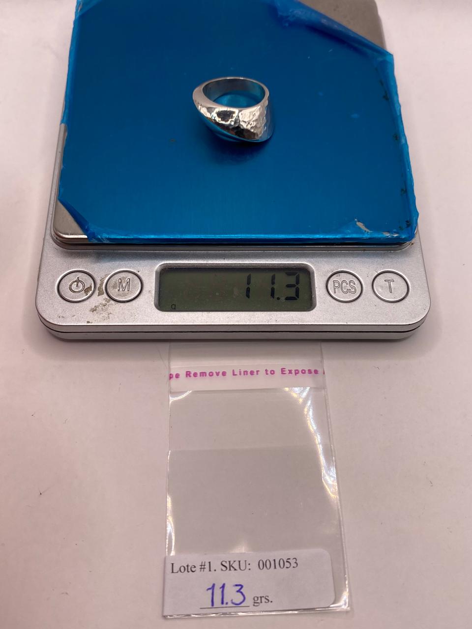 Anillo Contemporáneo Martillado en Plata .925, peso en gramos (báscula)