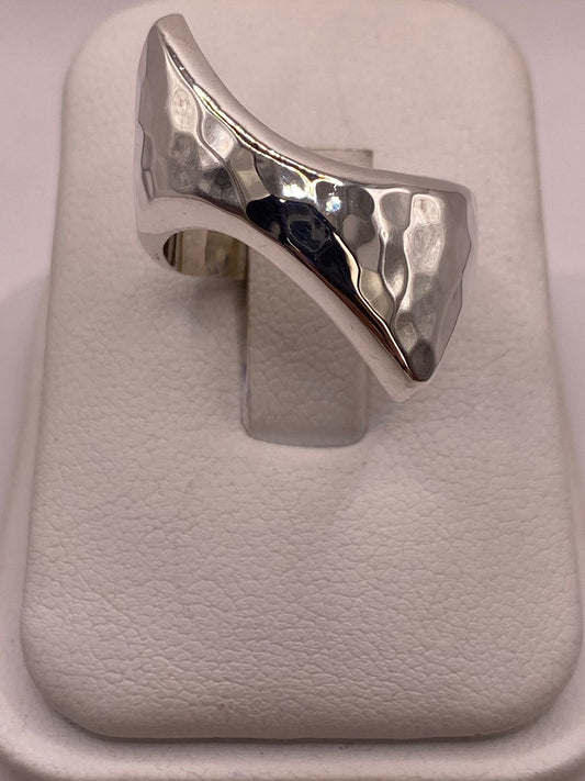 Anillo Escultural Martillado en Plata .925, vista frontal