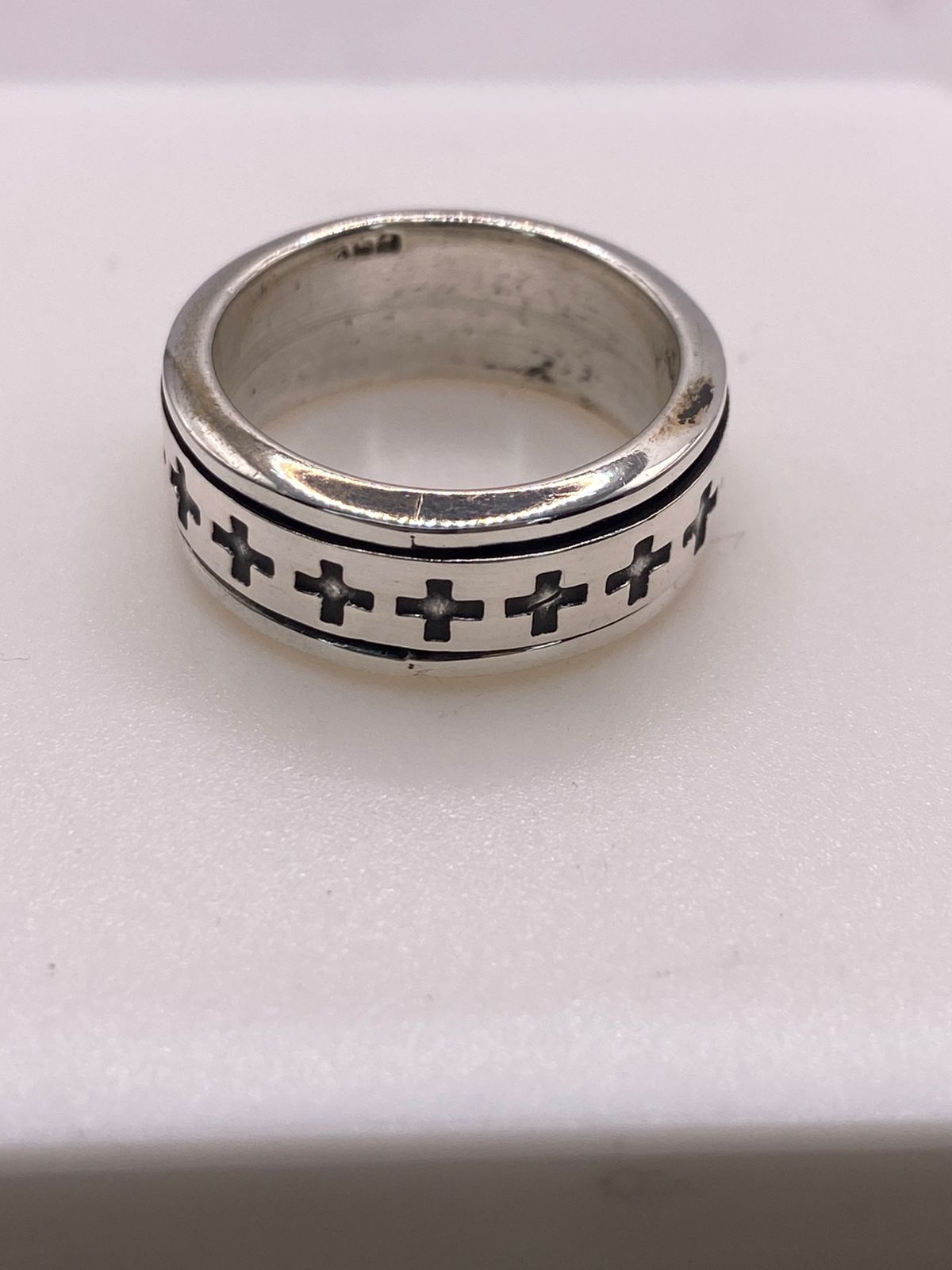 Anillo Giratorio de Plata .925 con Cruces Caladas, peso en gramos (báscula)