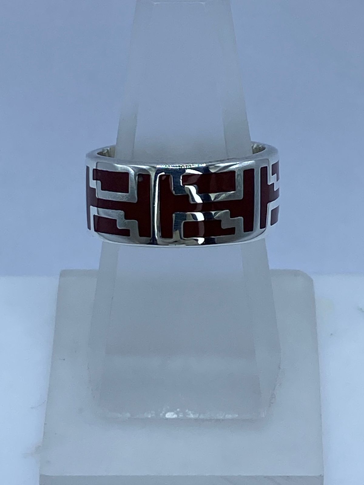 Anillo Greca Escalonada en Plata .925 con Coral Rojo, peso en gramos (báscula)