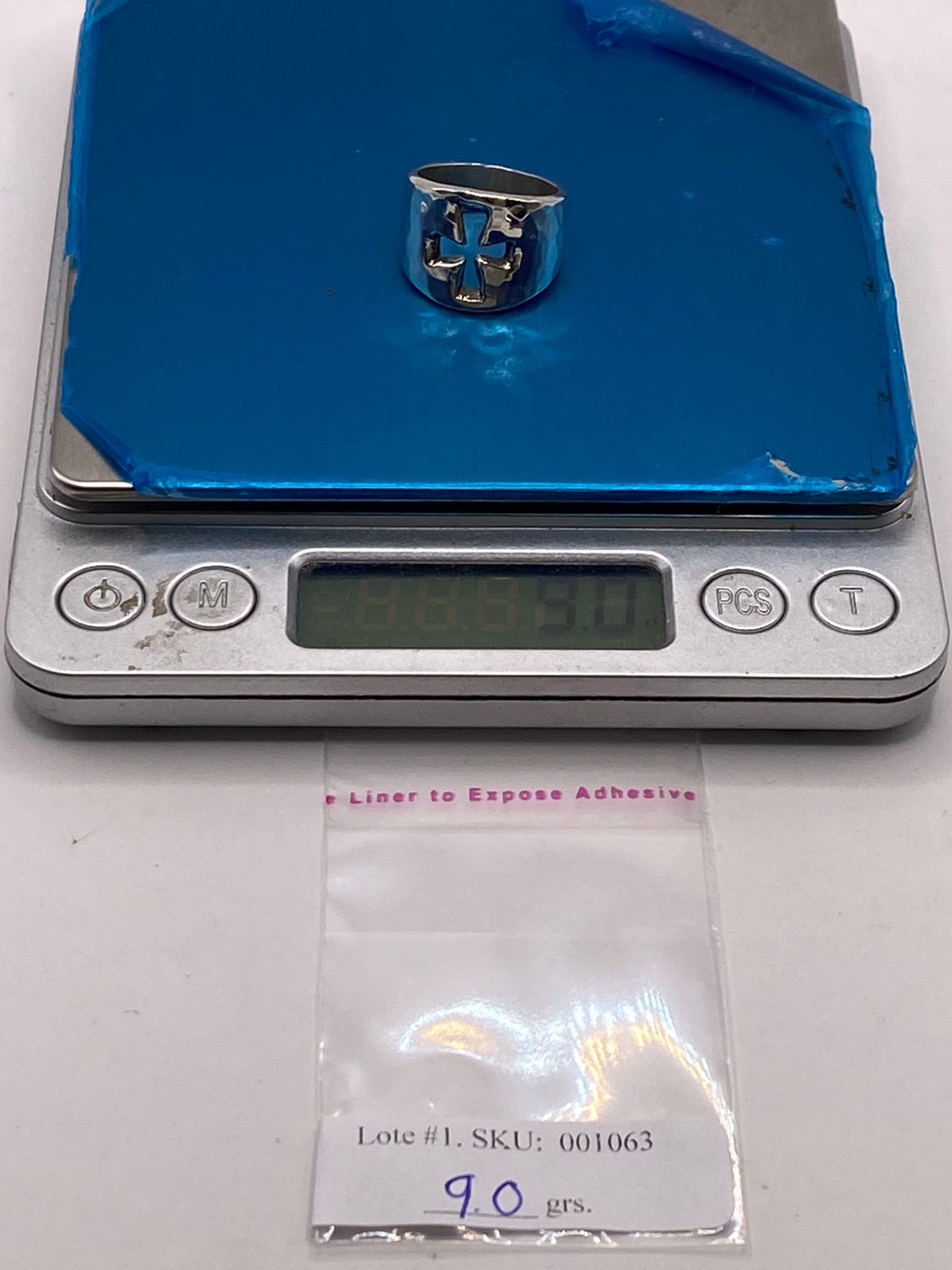 Anillo Martillado con Cruz Recortada en Plata .925, peso en gramos (báscula)