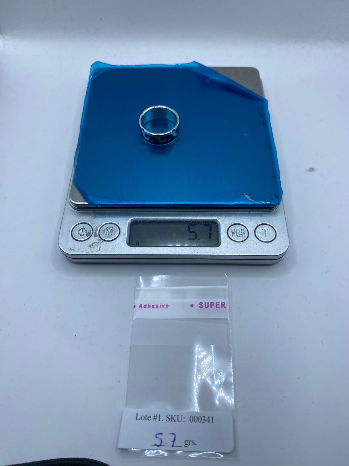 Anillo de Olas Geométricas en Plata .925 con Ónix Negro, peso en gramos (báscula)