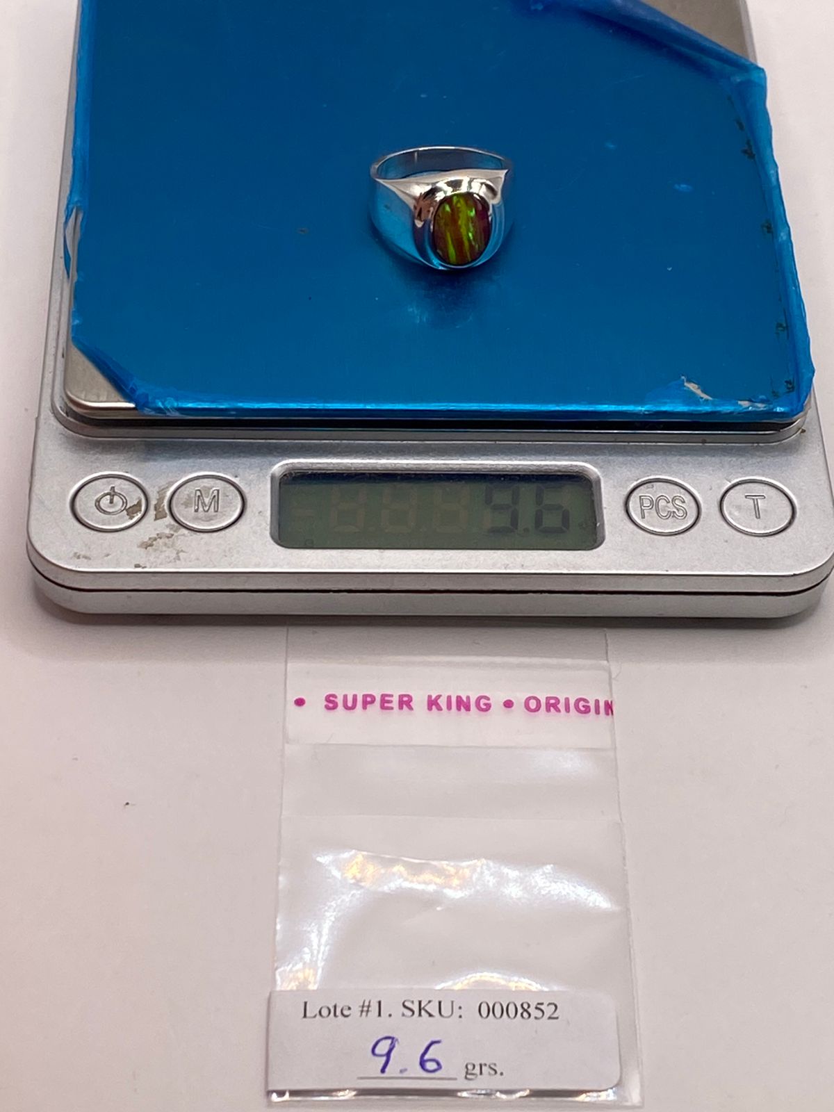 Anillo con Piedra Ópalo de Fuego Ovalada Rosa‑verde‑amarillo en Plata Ley 925, peso en gramos (báscula)