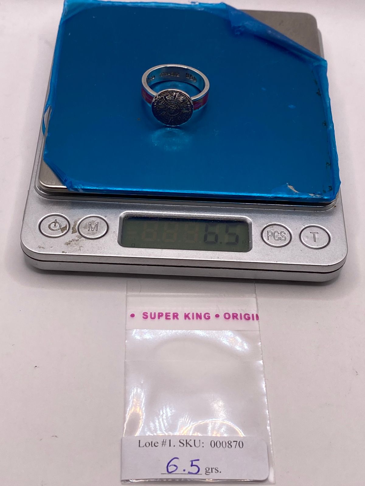 Anillo de Plata Ley 950 con Piedra Ópalo de Fuego y Diseño de Calendario Azteca, peso en gramos (báscula)