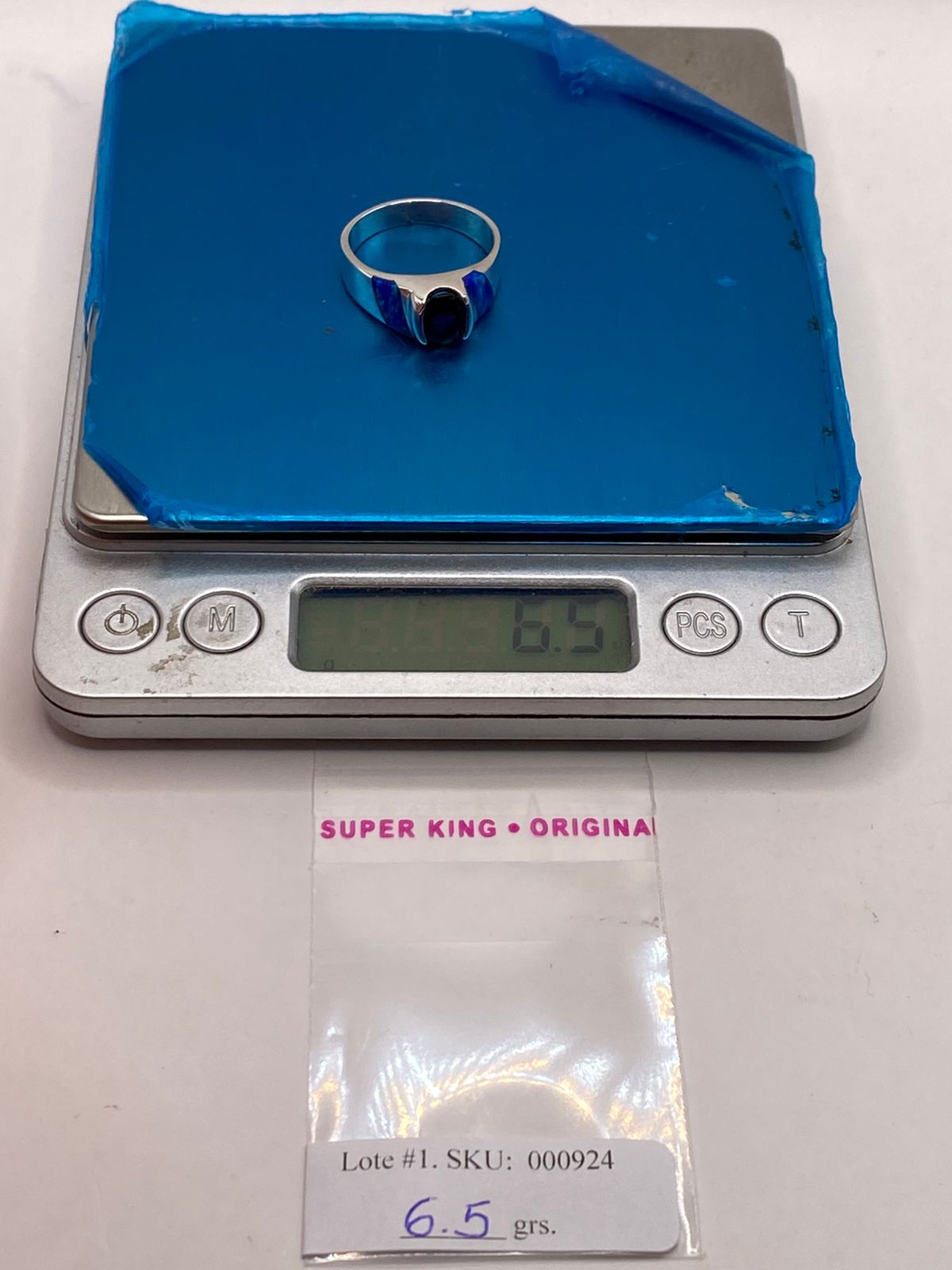 Anillo en Plata Ley 925 Diseño Moderno con Incrustaciones Laterales, peso en gramos (báscula)