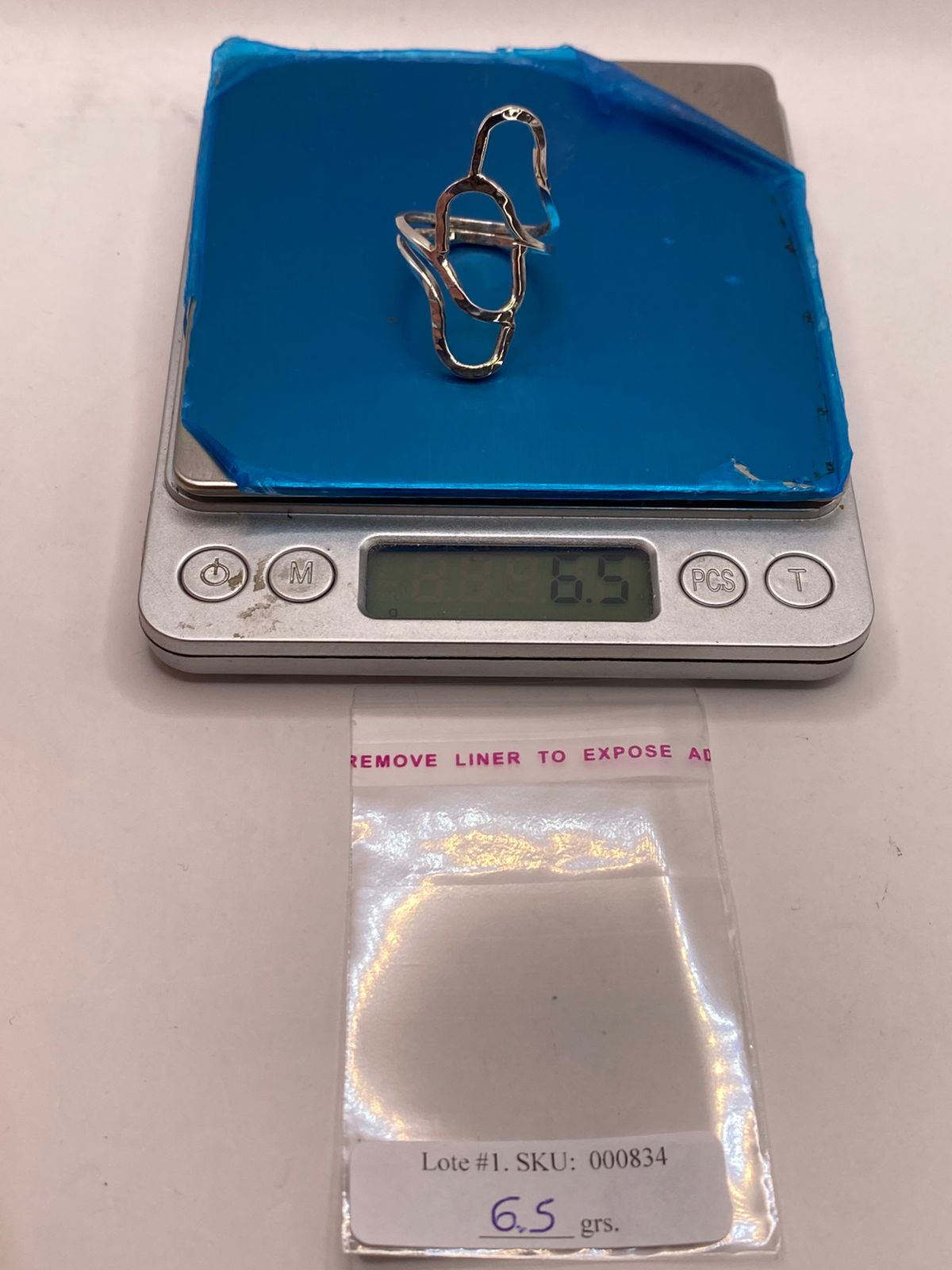 Anillo de Plata .925 con Diseño Orgánico Geométrico y Acabado Martillado, peso en gramos (báscula)