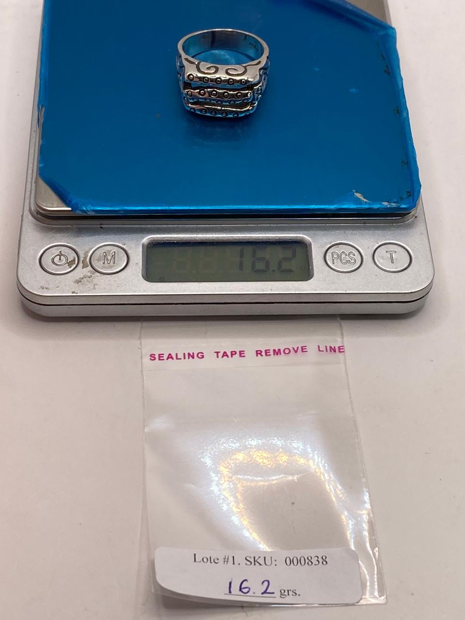 Anillo de Plata .950 con Diseño Texturizado de Triple Línea y Laterales Decorados, peso en gramos (báscula)