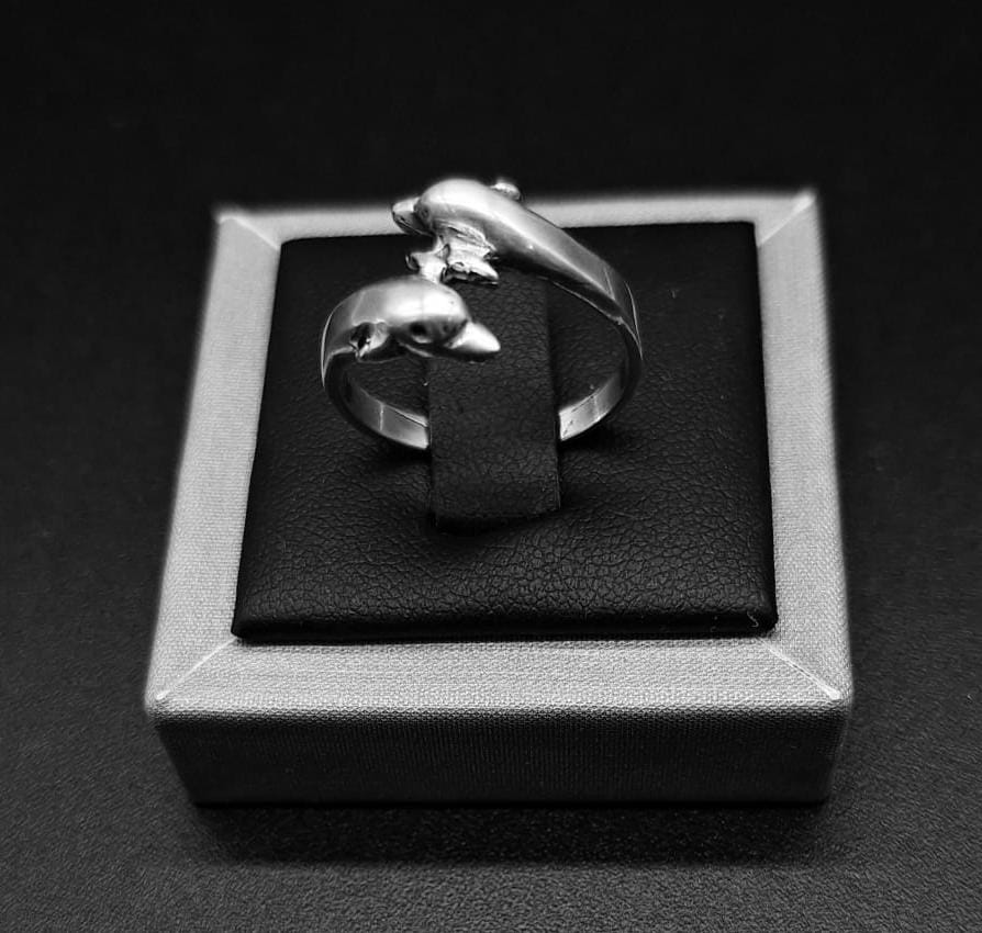 Anillo de Dos Delfines en Plata Ley 925 — vista frontal