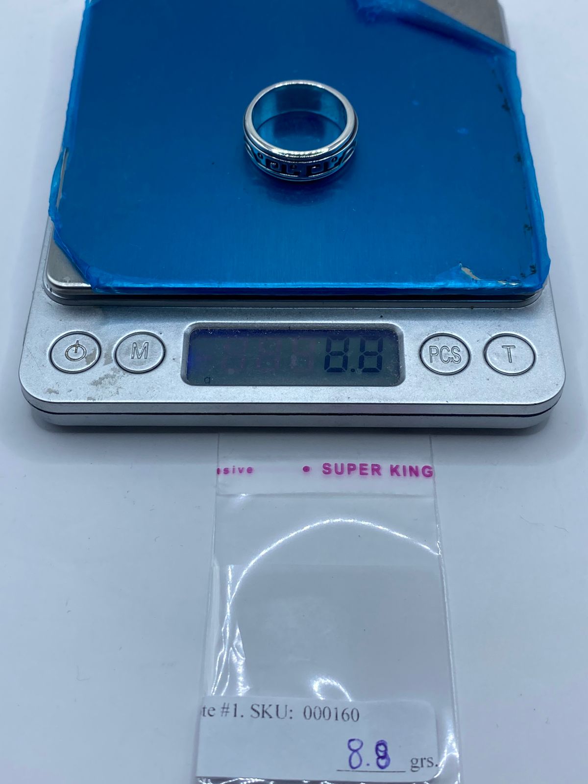 Anillo giratorio plata 925 diseño simbólico prehispánico talla 9 junto a referencia de escala Arte Taxco