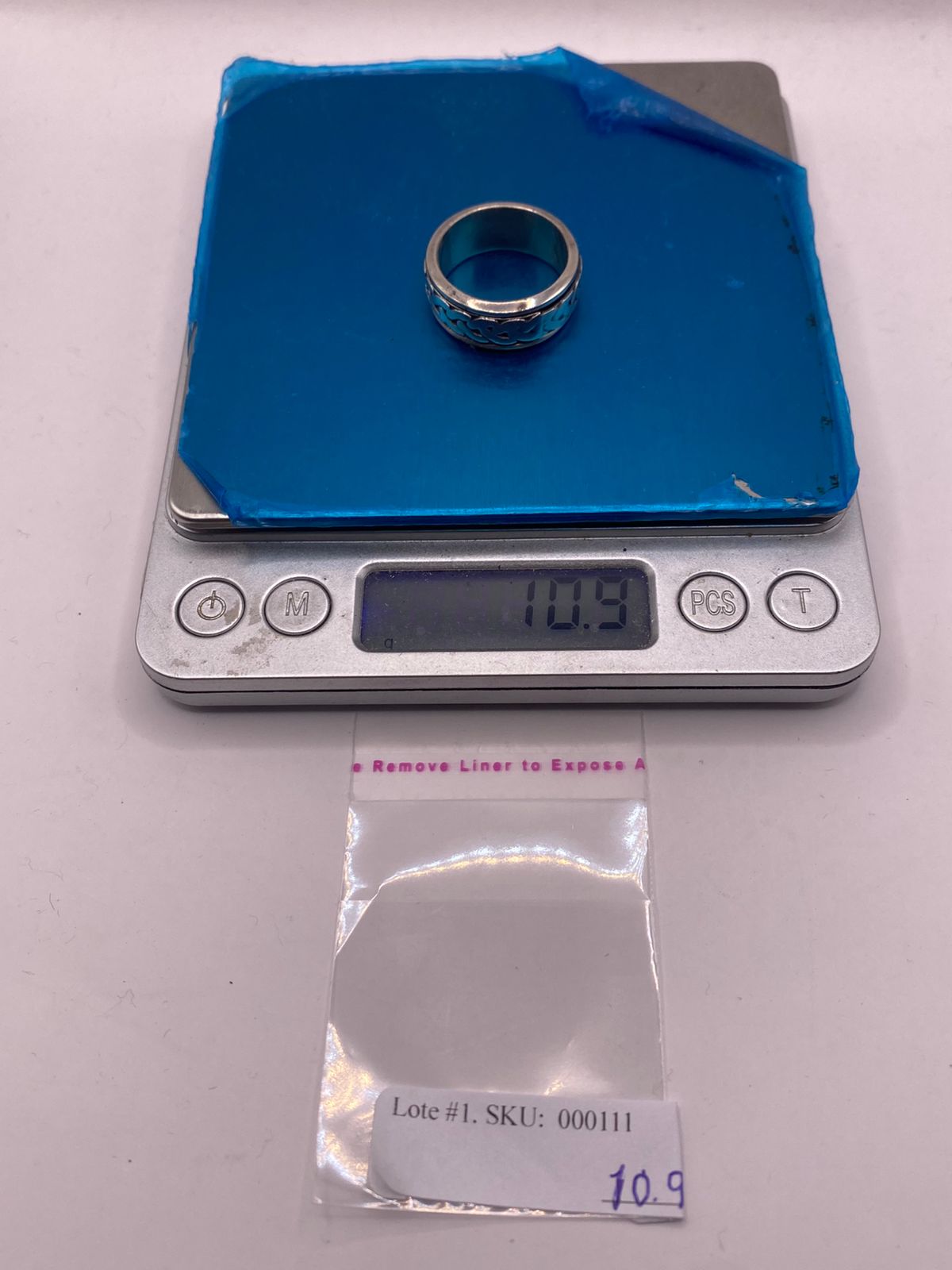 Anillo Giratorio de Plata 925 con Diseño de Eslabones Entrelazados y Acabado Oscuro, peso en gramos (báscula)