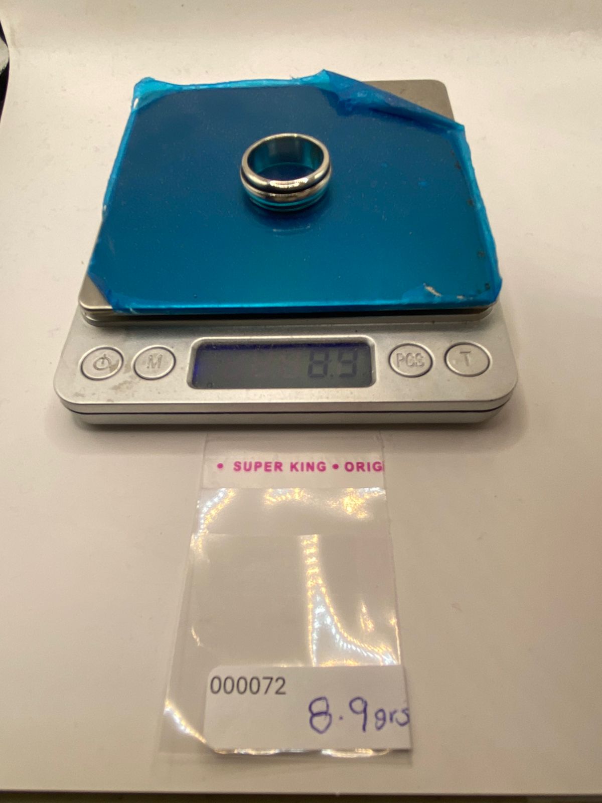 Anillo Liso de Plata 925 con Banda Central Oscura, peso en gramos (báscula)