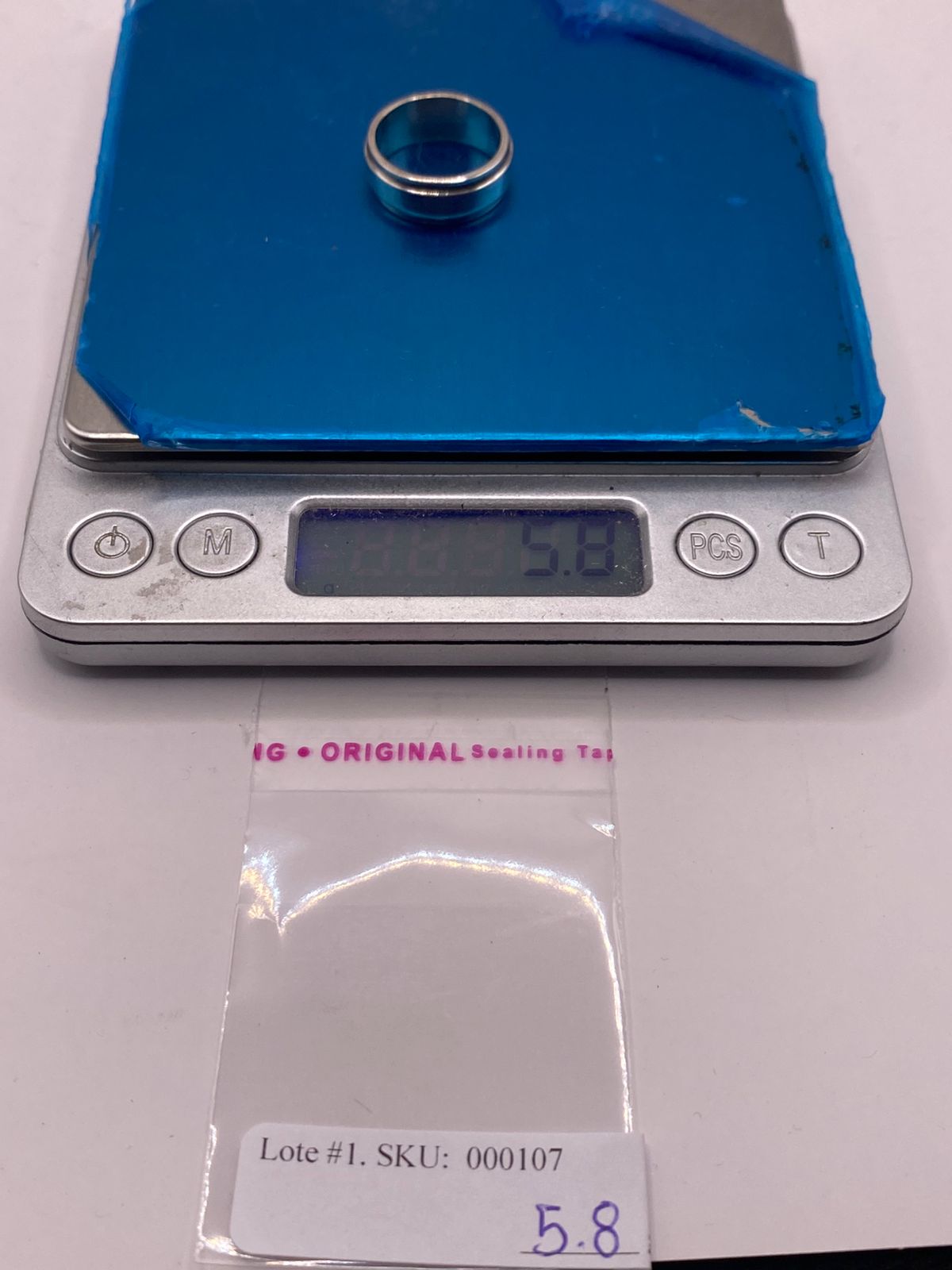 Anillo Liso de Plata 925 con Diseño Clásico y Bordes Definidos, peso en gramos (báscula)
