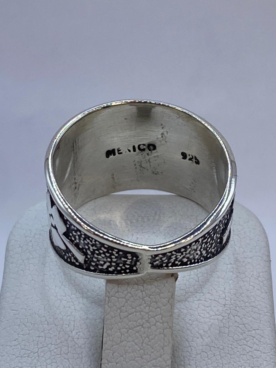 Sello de ley .925 grabado en el interior de anillo artesanal de buena suerte — plata auténtica hecha en Taxco
