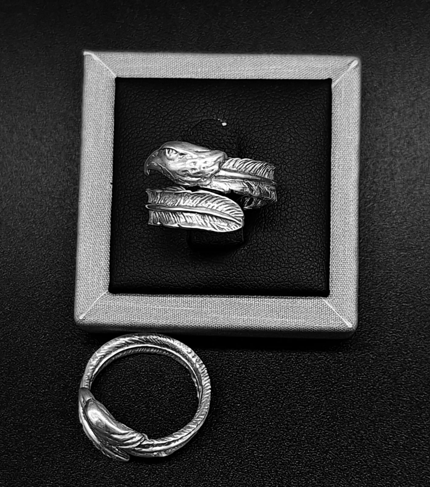 Anillo Cabeza de Águila con Pluma en Plata Ley 925 — vista frontal