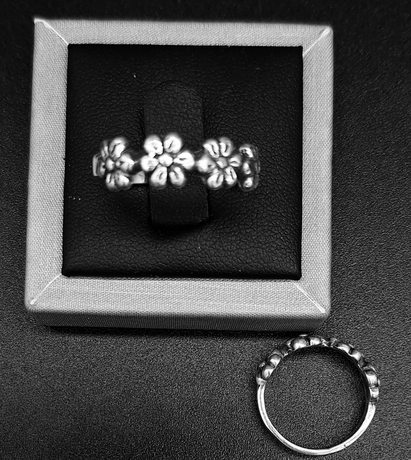 Anillo Flores en Plata Ley 925, sello de autenticidad Plata Ley .925