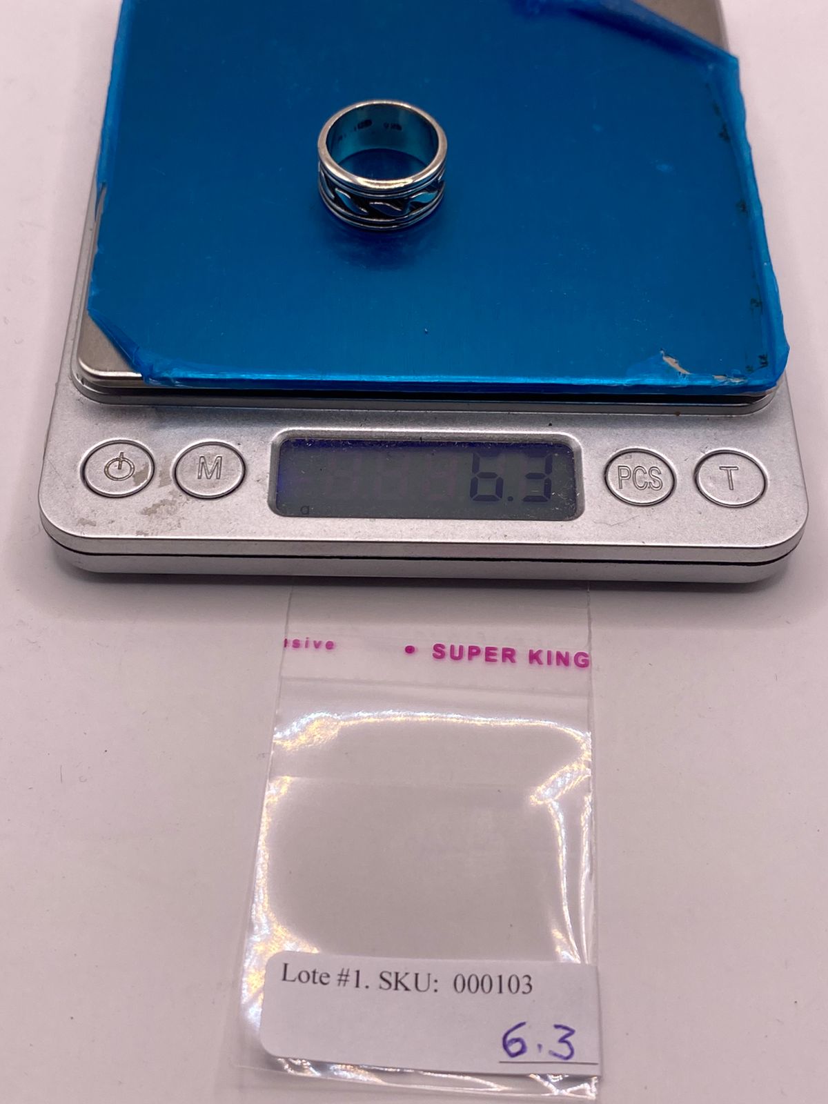 Anillo de Plata 925 con Banda Texturizada y Motivos Grabados, peso en gramos (báscula)