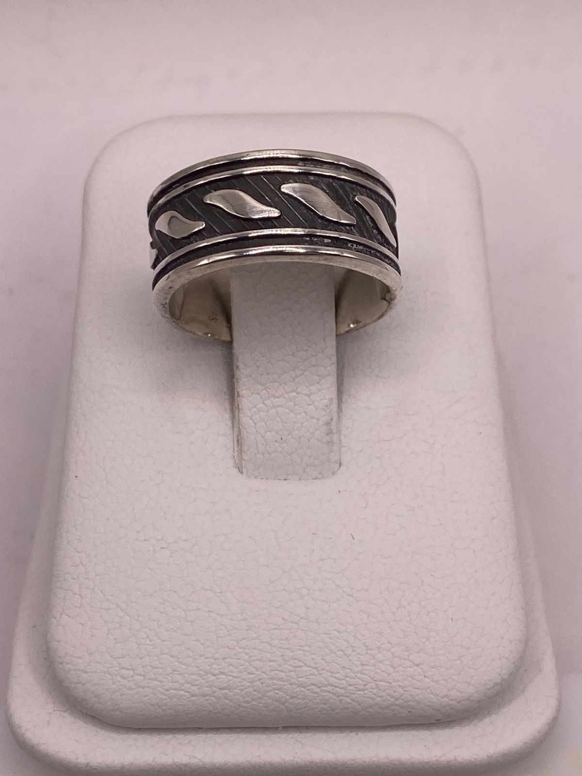Anillo de Plata 925 con Banda Texturizada y Motivos de Hoja Pulidos, peso en gramos (báscula)