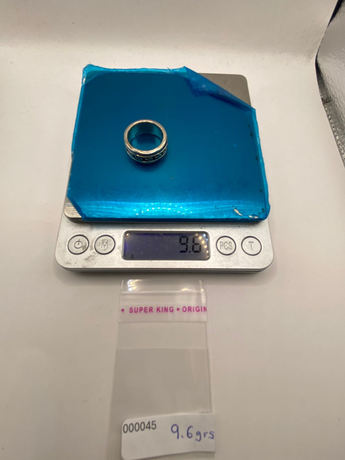 Anillo de Plata 925 con Cruces Grabadas y Acabado Oxidado, peso en gramos (báscula)