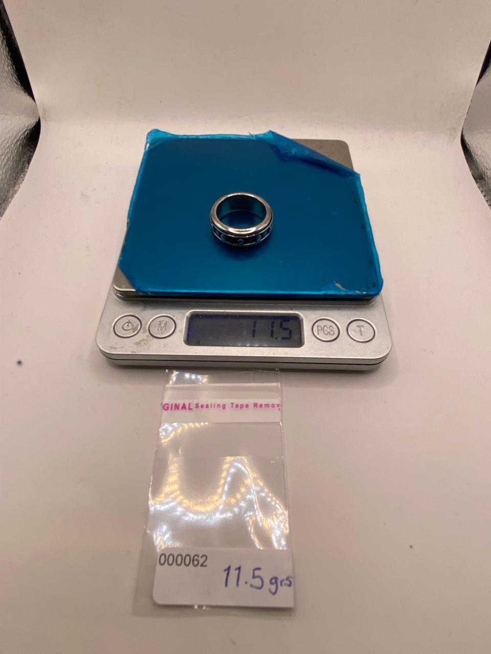 Anillo de Plata 925 con Detalles Circulares y Acabado Oxidado, peso en gramos (báscula)