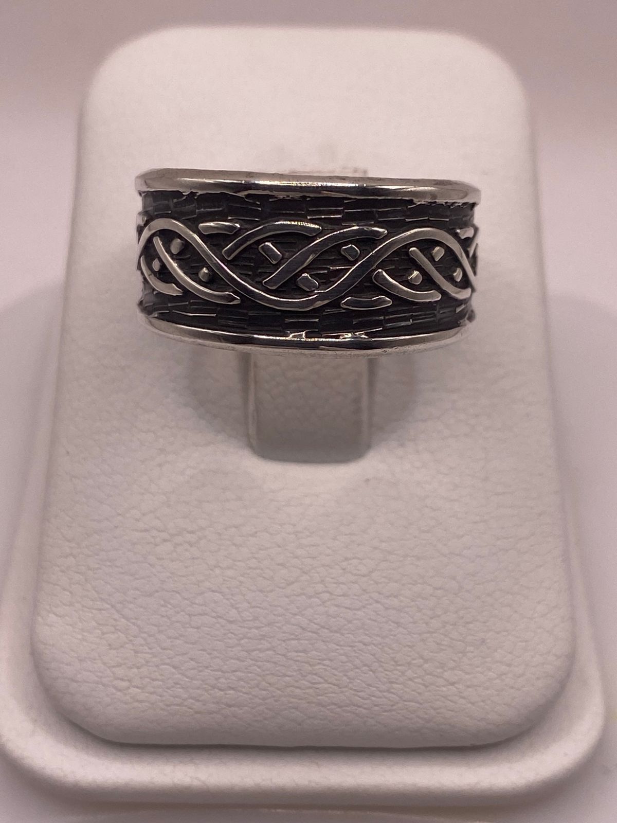 Anillo de Plata 925 con Diseño Entrelazado de Estilo Celta, peso en gramos (báscula)