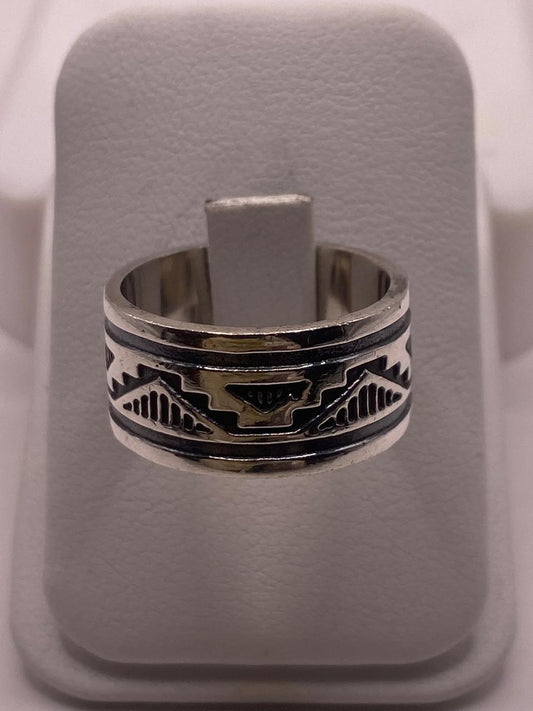 Anillo de Plata 925 con Motivo Tribal y Acabado Oxidado, vista frontal