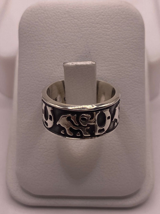 Anillo de Plata 925 con Símbolos Místicos y Diseño Artesanal, vista frontal