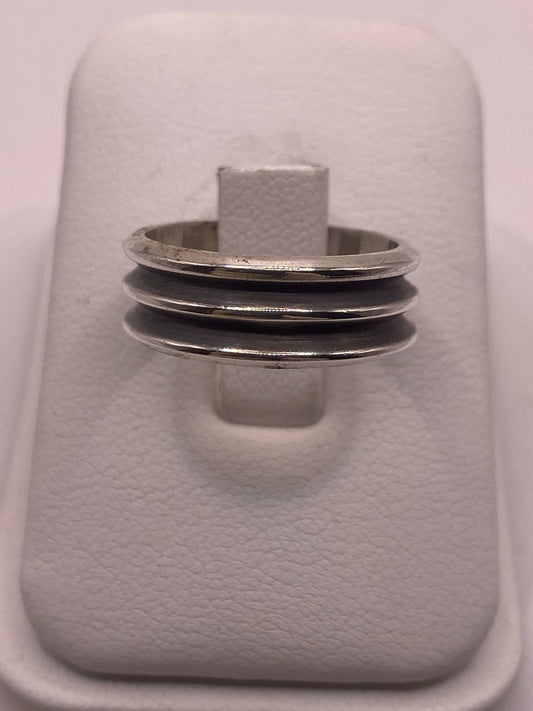Anillo de Plata 925 con Triple Canal y Banda Central Oscura, vista frontal