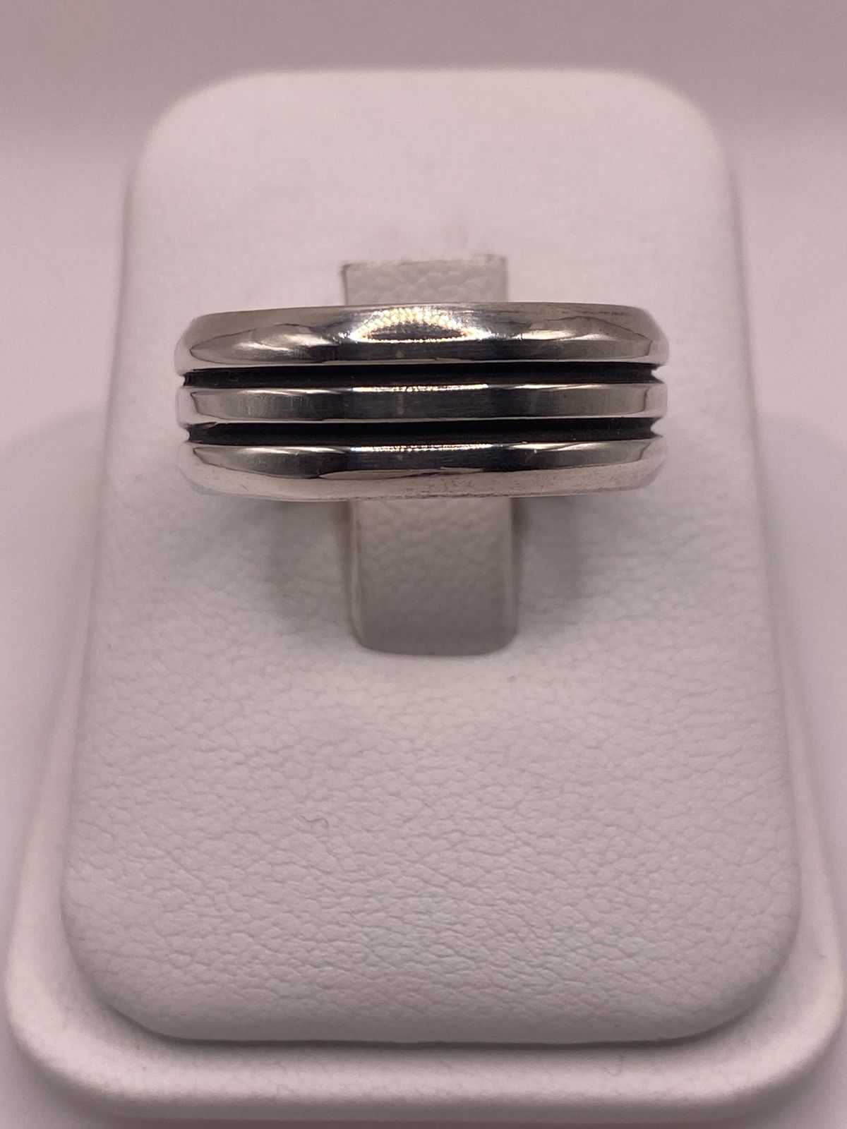 Anillo de Plata 925 con Triple Línea Central en Contraste, peso en gramos (báscula)