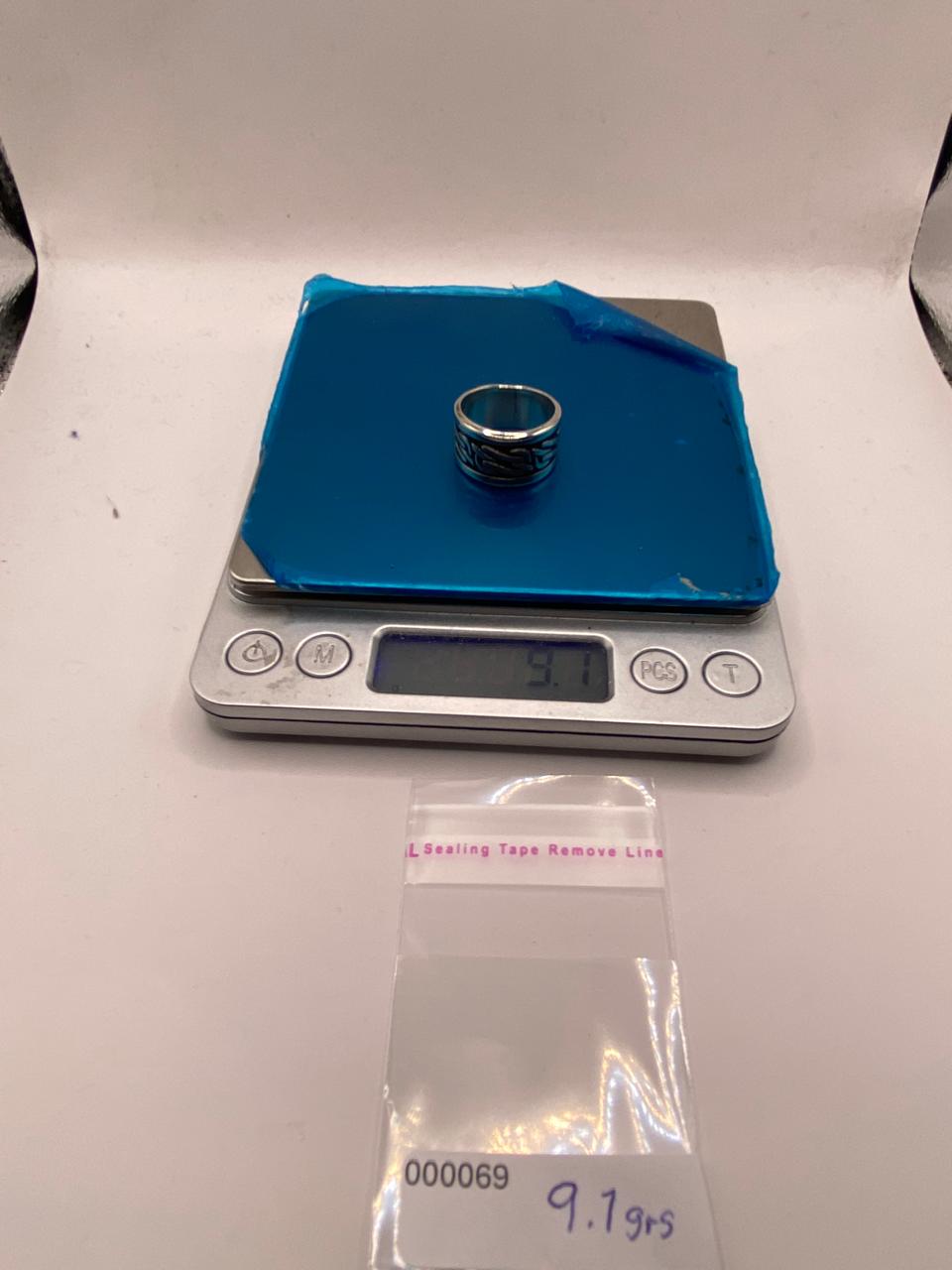 Anillo de Plata Esterlina 925 con Diseño Orgánico en Relieve y Acabado Oxidado, peso en gramos (báscula)