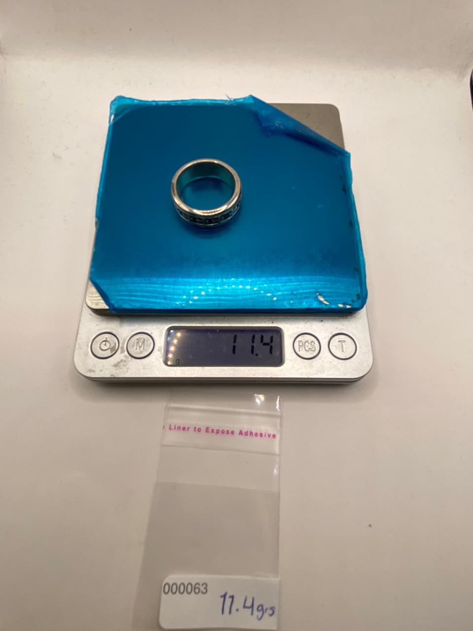Anillo de Plata Esterlina 925 con Motivos de Cruces y Acabado Oxidado, peso en gramos (báscula)