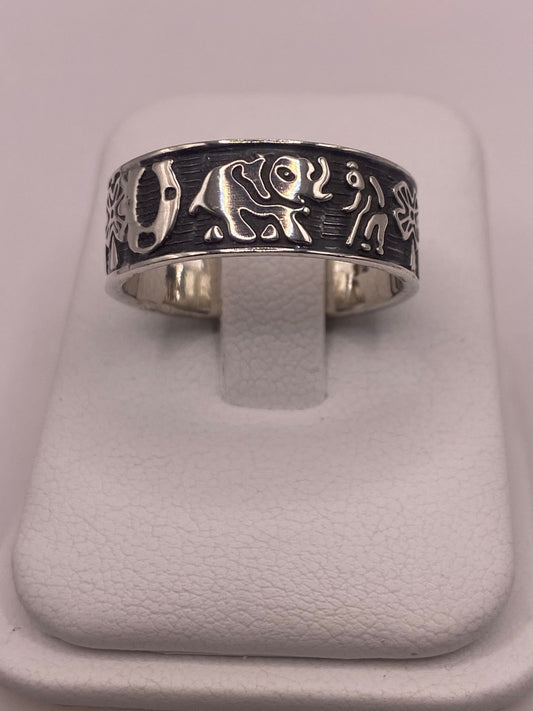 Anillo de Plata 925 con Símbolos de la Suerte, vista frontal