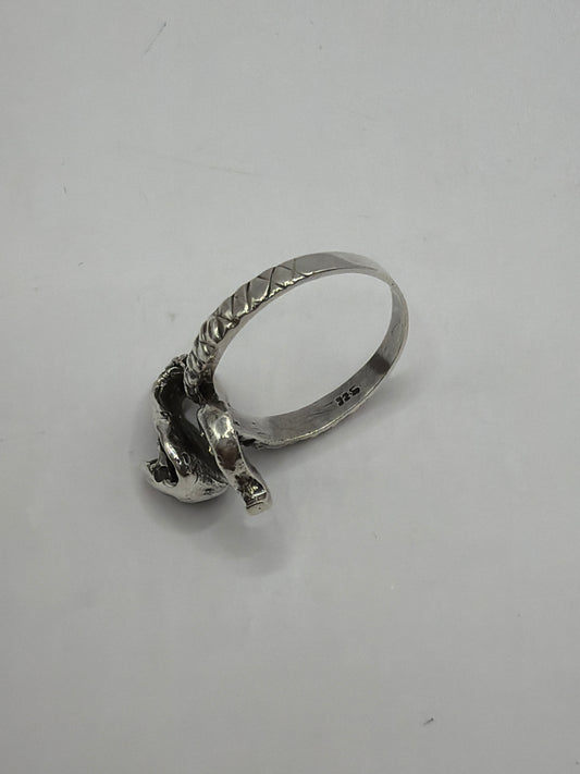 Vista lateral del anillo víbora mostrando la cabeza levantada y el cuerpo texturizado en fundición de plata