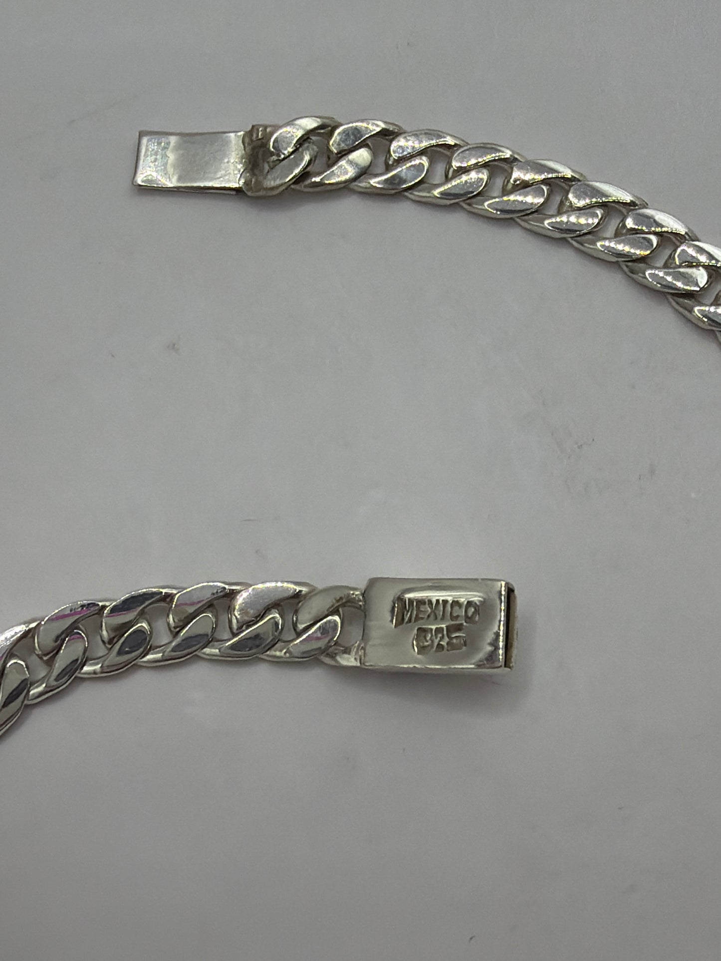 Cierre de caja con sello MEXICO .925 en pulsera barbada