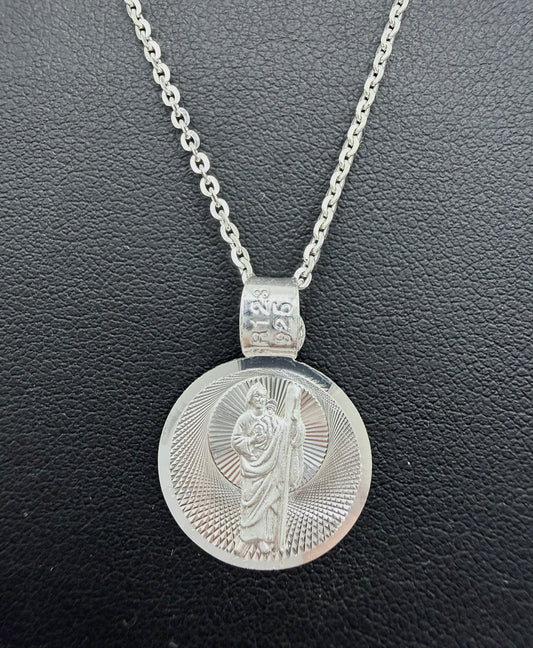 Detalle de la medalla diamantada con relieve profundo de San Judas Tadeo y marca .925