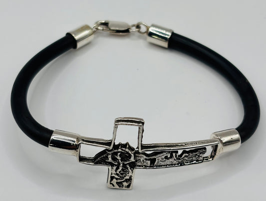 Detalle de la cruz con iconografía de Jesús en relieve, pulsera de caucho flexible