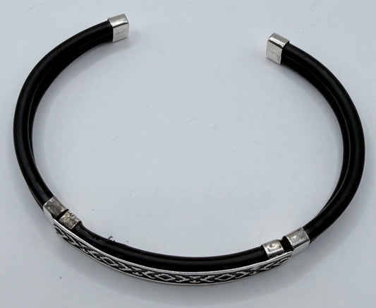 Detalle lateral de la pulsera — terminales de plata con grecas y caucho flexible, mostrando grosor de 6 mm