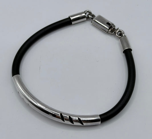 Detalle de la pulsera de plata y caucho, vista lateral mostrando cierre