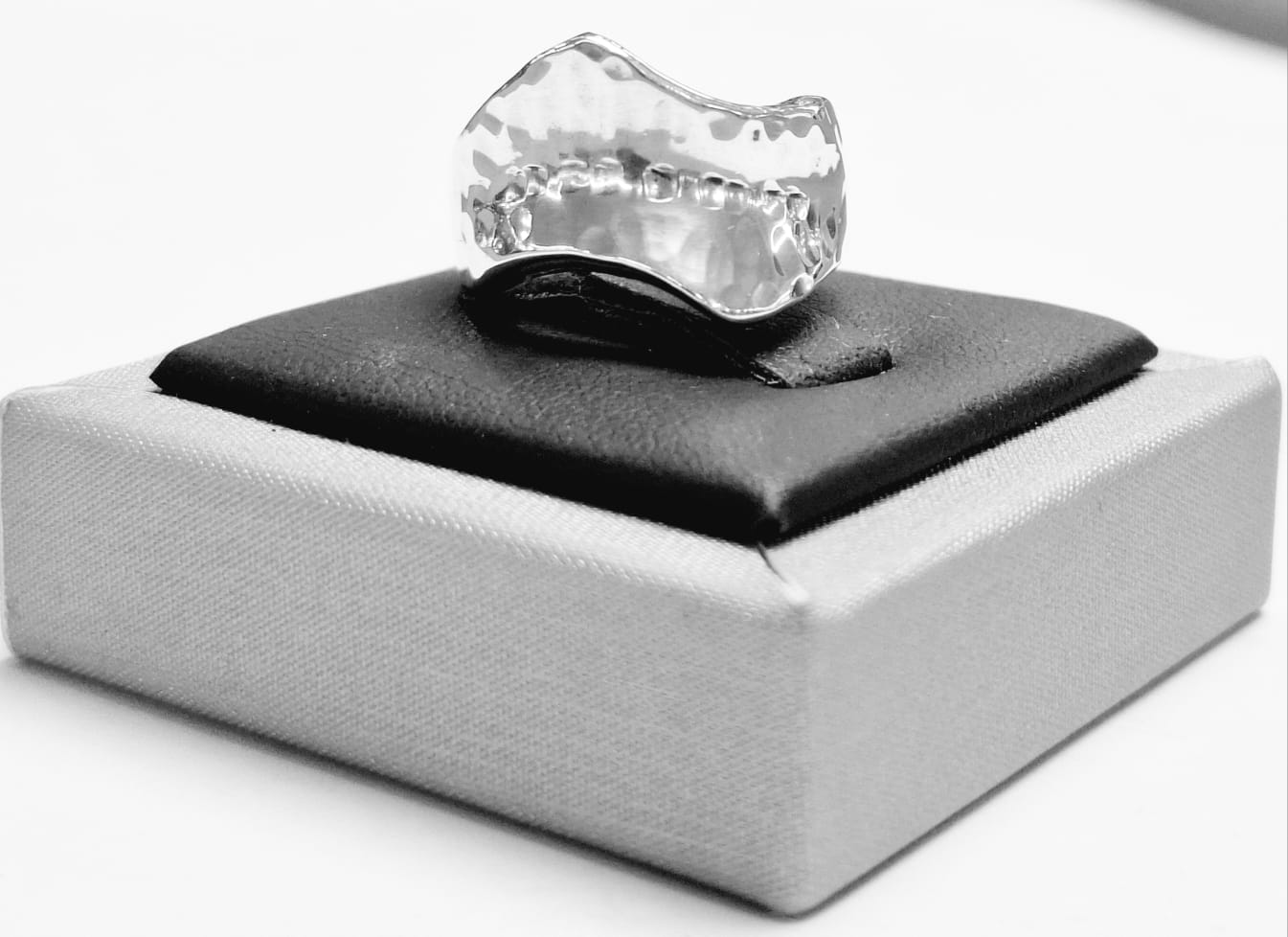 Anillo Martillado en Plata Ley 925, sello de autenticidad Plata Ley .925