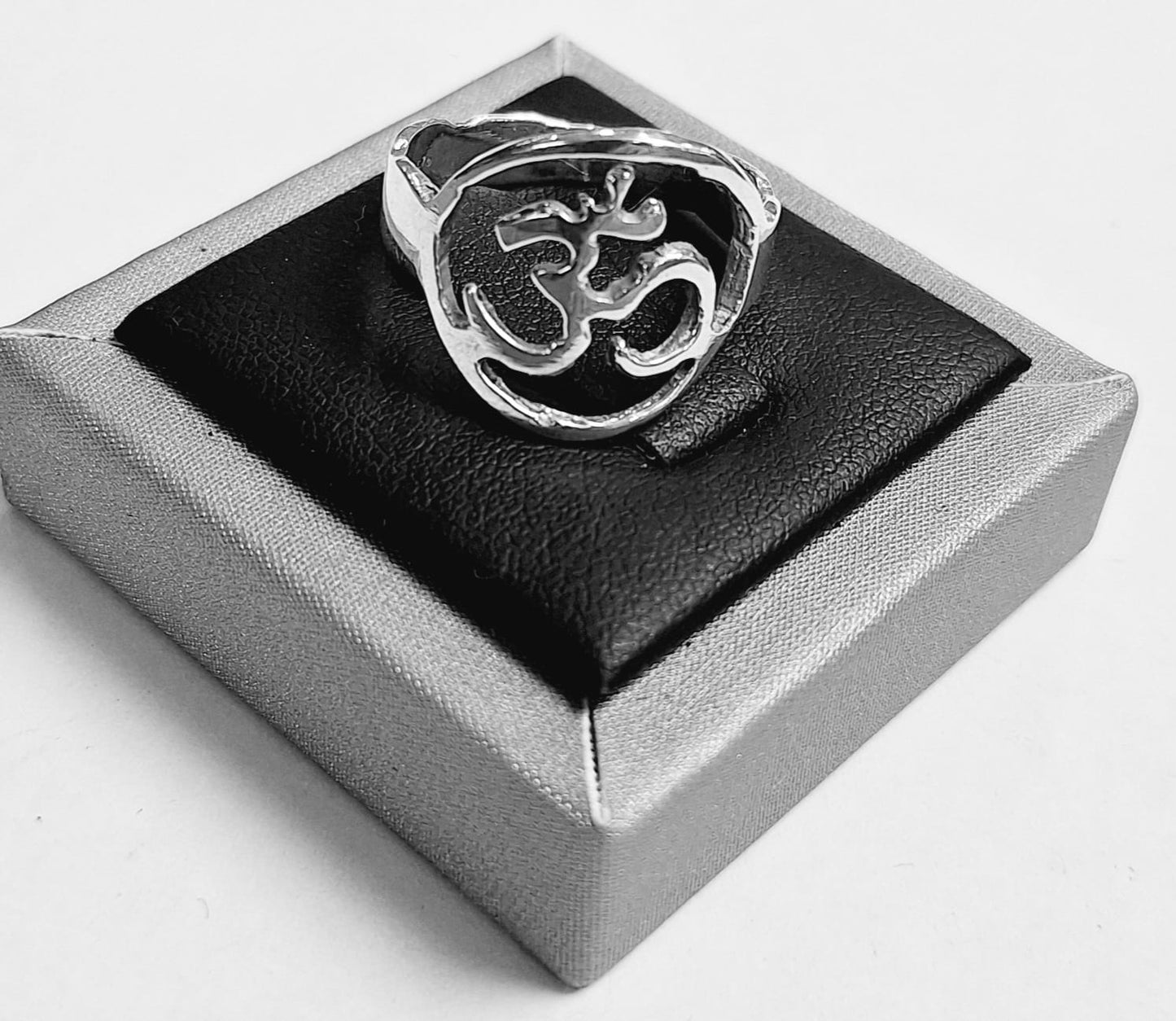 Anillo Simbolo Om en Plata Ley 925, sello de autenticidad Plata Ley .925