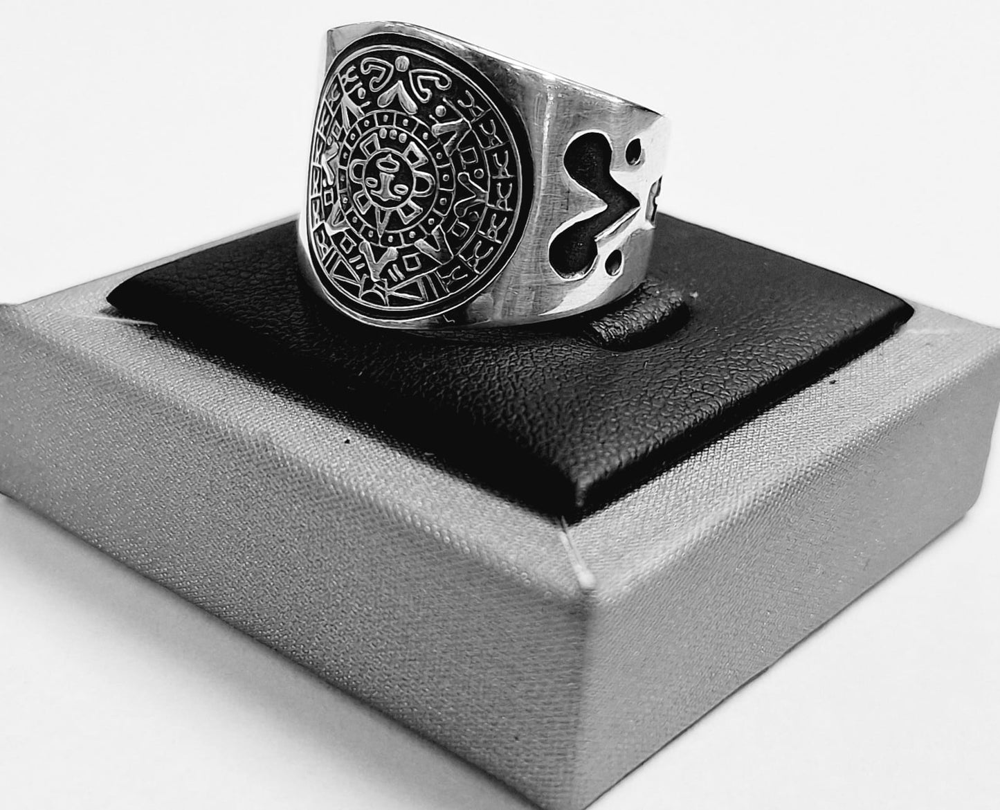 Anillo Calendario Azteca en Plata Ley 925, sello de autenticidad Plata Ley .925