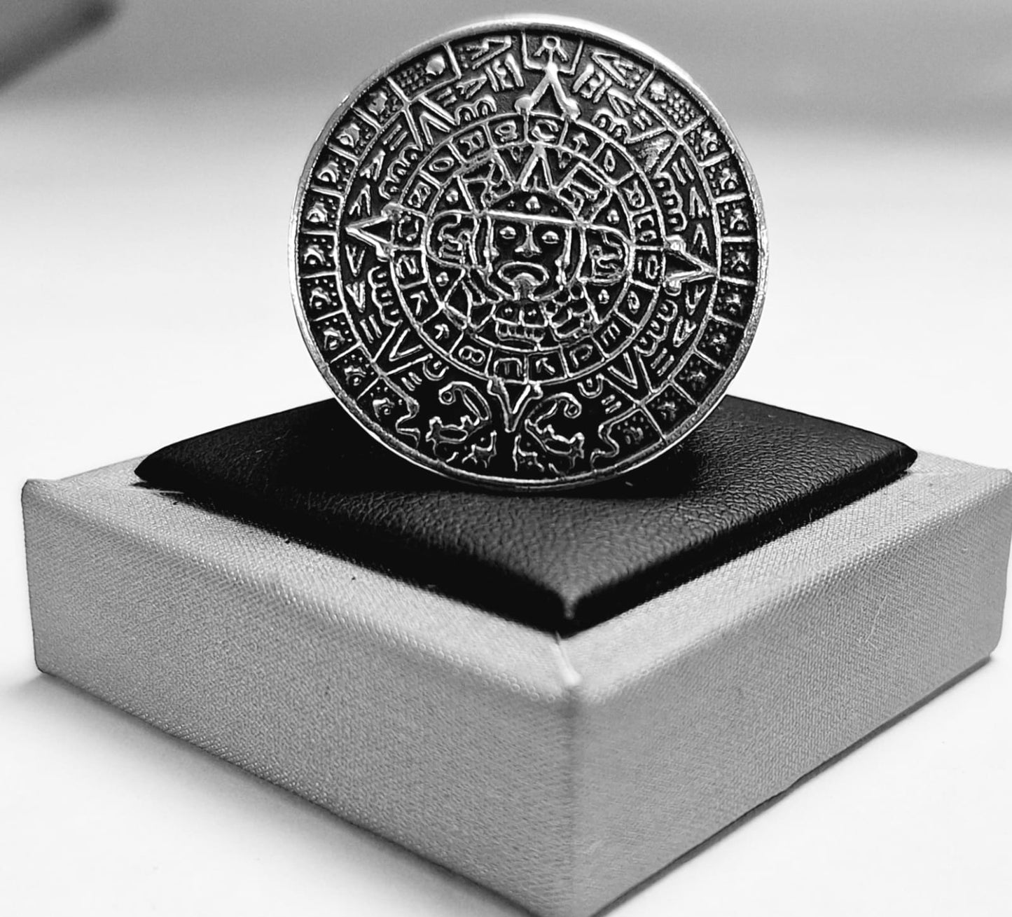 Anillo Calendario Azteca en Plata Ley 925, sello de autenticidad Plata Ley .925