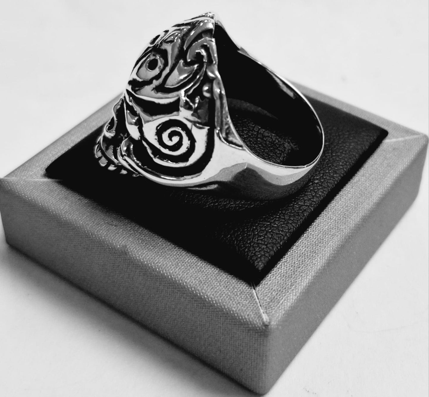 Anillo Calavera en Plata Ley 925, sello de autenticidad Plata Ley .925