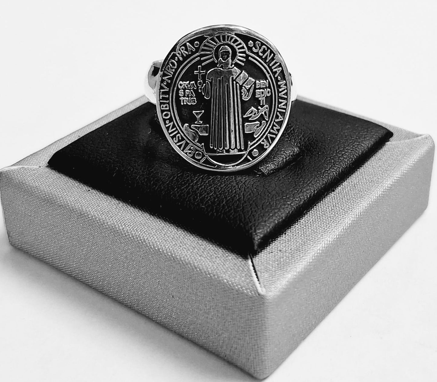 Anillo San Benito en Plata Ley 925, sello de autenticidad Plata Ley .925