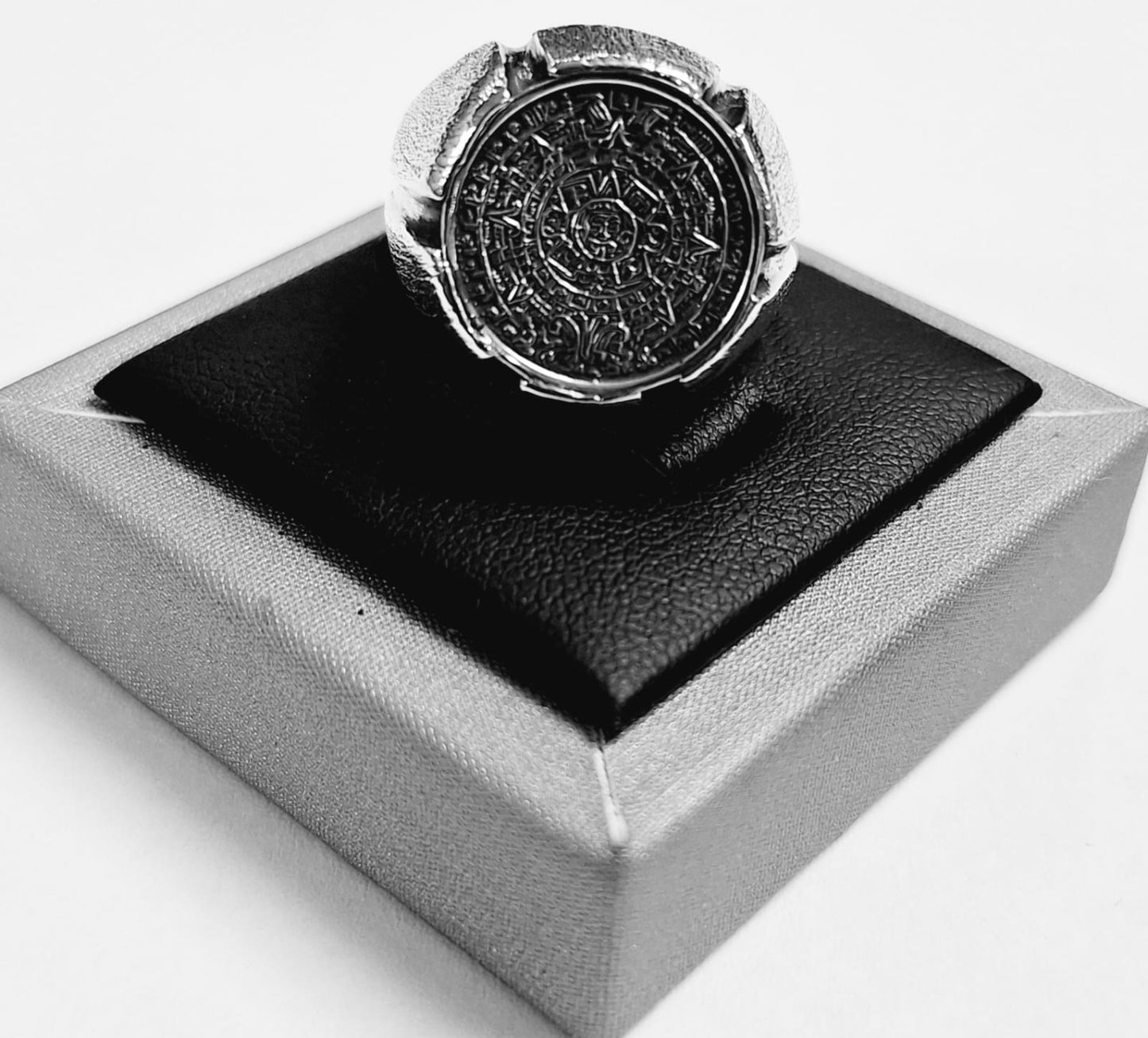 Anillo Mate Calendario Azteca en Plata Ley 925, sello de autenticidad Plata Ley .925